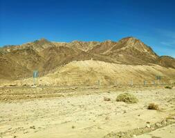 Straße gehen durch Sinai Berge, Hügel und Wüste foto