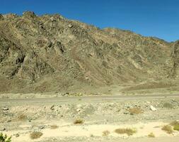 Straße gehen durch Sinai Berge, Hügel und Wüste foto