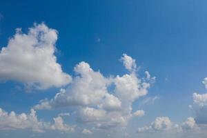 blauer Himmel mit Wolkenhintergrund, Sommerzeit, schöner Himmel foto
