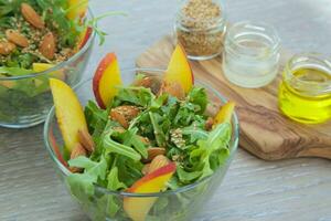 köstlich Mandel, Birne und Rucola Salat foto