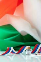 Italien und Russland Flagge mit covid-19 Impfstoff Phiole foto