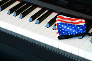 ein Klavier mit ein amerikanisch Flagge auf es foto