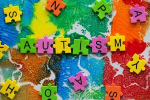 das Wort Autismus auf bunt Krawatte Farbstoff Stoff foto