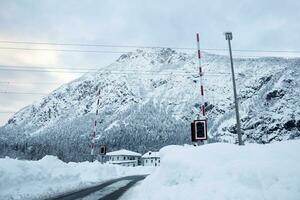 ein schneebedeckt Straße mit ein Berg im das Hintergrund foto