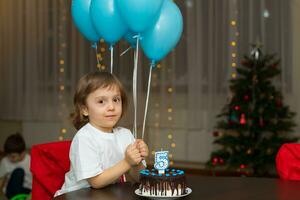 ein wenig Junge halten Blau Luftballons foto