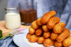 Churros, traditionell Spanisch Essen serviert mit Schokolade und warm Milch auf das Tabelle foto