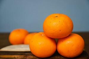 wenige Stücke von Orange Obst auf ein hölzern Tabelle foto