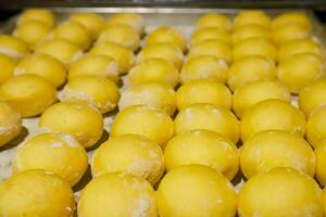 Mini Brot Teig Donuts sind gebacken im ein heiß Ofen foto