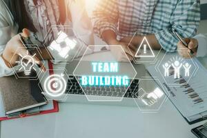 Mannschaft Gebäude Konzept, Geschäft Mannschaft Arbeiter Arbeiten im Büro mit Mannschaft Gebäude Symbol auf virtuell Bildschirm. foto