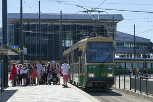 Helsinki, Finnland - - Juni 18 2019 - - Straßenbahn beim das Westen Hafen im Helsinki foto