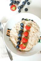 Haferflocken mit Beeren oben Sicht. Haferbrei zum Frühstück zum ein Kind. richtig Ernährung foto