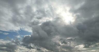 hoch Winkel Drohnen Kamera Aufnahmen von dramatisch Wolken und Himmel während Sonnenuntergang Über das Luton Stadt von England Vereinigtes Königreich. Juli 31., 2023 foto