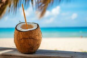 kostenlos Foto Kokosnuss Cocktail mit Trinken Stroh auf ein Palme Baum im das Strand Fotografie ai generieren