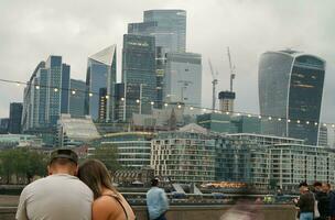 die meisten schön Bild von Menschen sind genießen das Tour von London Brücke und Fluss Themse. die meisten attraktiv Tourist Attraktion von zentral London Hauptstadt Stadt von England großartig Großbritannien Vereinigtes Königreich. Juni 18., 2023 foto