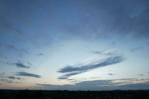 hoch Winkel Drohnen Kamera Aufnahmen von dramatisch Wolken und Himmel während Sonnenuntergang Über das Luton Stadt von England Vereinigtes Königreich. Juli 31., 2023 foto