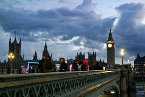 schön Aufnahmen von beleuchtet britisch Straße beim London Auge von Fluss Themse Westminster, groß ben Uhr Turm beim nach Sonnenuntergang Nacht. England großartig Großbritannien, Aufnahmen war gefangen auf aug 02., 2023 foto