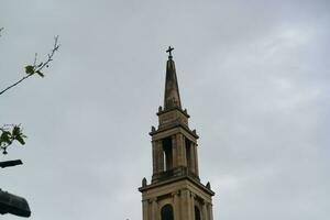 niedrig Winkel Aussicht von zentral London Stadt Straße und Gebäude während wolkig Tag mit Regen Über England vereinigt Königreich, großartig Großbritannien. Bild war gefangen auf August 2., 2023 foto