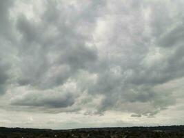 hoch Winkel Drohnen Kamera Aufnahmen von dramatisch Wolken und Himmel Über das Luton Stadt von England Vereinigtes Königreich, August 4., 2023 foto