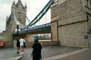 die meisten schön Bild von Menschen sind genießen das Tour von London Brücke und Fluss Themse. die meisten attraktiv Tourist Attraktion von zentral London Hauptstadt Stadt von England großartig Großbritannien Vereinigtes Königreich. Juni 18., 2023 foto