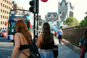 die meisten schön Bild von International Gemeinschaft Tourist Menschen sind Besuch Turm Brücke und Fluss Themse beim zentral London Hauptstadt Stadt von England großartig Großbritannien Vereinigtes Königreich auf sonnig Tag von Juni 4., 2023 foto