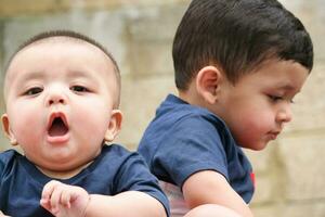 2 Jahre alt und 4 Monate alt Baby Brüder sind genießen auf Trampolin im das Zuhause Garten auf ein schön Tag Über Luton, England Vereinigtes Königreich. Herrlich schließen oben Bild war gefangen auf Juli 23., 2023 foto