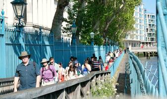 die meisten schön Bild von International Gemeinschaft Tourist Menschen sind Besuch Turm Brücke und Fluss Themse beim zentral London Hauptstadt Stadt von England großartig Großbritannien Vereinigtes Königreich auf sonnig Tag von Juni 4., 2023 foto