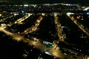 hoch Winkel Aufnahmen von zentral Luton Stadt von England während Nacht. beleuchtet Luton Stadt war gefangen mit Drohnen Kamera auf August 14., 2023 während Nacht foto