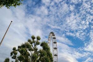 schön niedrig Winkel Aussicht von London Auge, von historisch groß ben Uhr Turm Fluss Themse, beim Westminster zentral London, England großartig Großbritannien, Vereinigtes Königreich. Bild gefangen während wolkig Tag von August 2., 2023 foto