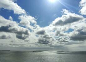 Ladung Schiff im das öffnen Meer. Weiß Wolken und Meer Hintergrund foto