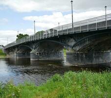 alt Stein Brücke im Irland, uralt Brücke Über das Fluss Hintergrund foto