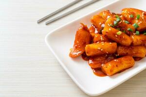 koreanische Reiskuchenstange mit Wurst in scharfer Sauce - tteokbokki foto