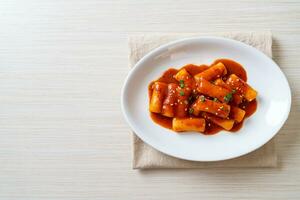 koreanische Reiskuchenstange in scharfer Sauce - tteokbokki foto