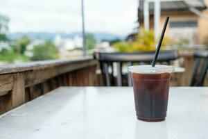 Americano-Kaffee oder langer schwarzer Kaffee im Glas foto