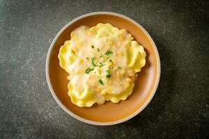 Ravioli-Nudeln mit Mais-Käse-Sauce foto