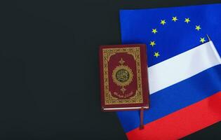 Verse von Koran. Übersetzung in Englisch. Flaggen von EU und Russland und das Koran auf ein schwarz Oberfläche. foto