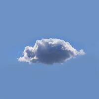 Single Weiß Wolke isoliert Über Blau Himmel Hintergrund foto