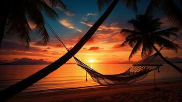 Herrlich Sonnenuntergang Über ein tropisch Strand mit Palme Bäume und ein Hängematte. Silhouette Konzept foto