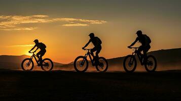 Mann Reiten Fahrräder draußen beim Sonnenuntergang gefangen im drei Silhouette Schüsse foto