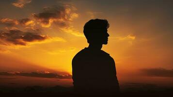 Silhouette von ein Junge während Sonnenuntergang foto