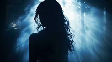 mysteriös dunkel gestalten von ein Frau hinter texturiert Glas. Silhouette Konzept foto