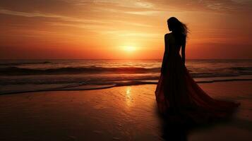 einsam Frau Silhouette beim Sonnenuntergang Strand foto