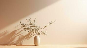 neutral Pastell- Beige Mauer geschmückt mit Olive Baum Geäst. Silhouette Konzept foto