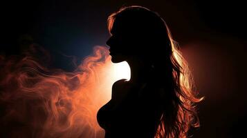 ein atemberaubend weiblich Silhouette mit lange Haar beleuchtet durch ein Blitz im das dunkel ist porträtiert im beide voll Gesicht und Profil mit ein rauchig Hintergrund foto