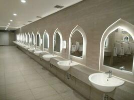 das Waschung Zimmer im das Moschee. das Wudu Waschraum foto