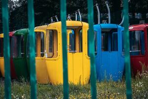 verlassen bunt Seilbahn Fahrzeug hinter Zaun Konzept Foto