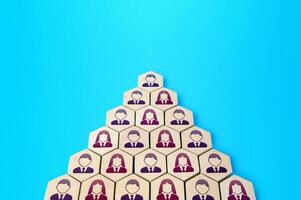 Formation im das bilden von ein Pyramide. klassisch bilden von organisatorisch Management. Karriere, korporativ Kultur. zuverlässig Struktur von Geschäft Unternehmen. Personal Management. Mensch Ressourcen, Kopfjagd. foto