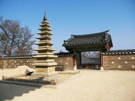 schöner Park im Naksansa-Tempel, Südkorea foto