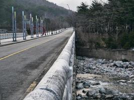 die alte Brücke unter dem Bergfluss. Stadt Sokcho, Südkorea foto