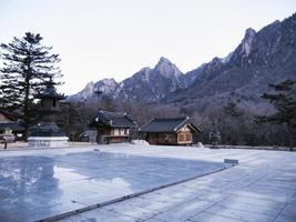 asiatische Häuser im Sinheungsa-Tempel. Seoraksan-Nationalpark. Südkorea foto