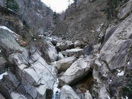 Trockenes Bett eines Bergflusses im Seoraksan-Nationalpark, Südkorea foto